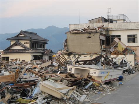 De 2011 Tohoku aardbeving en tsunami: Een analyse van de ramp en haar langetermijngevolgen voor Ryuichi Sakamoto's artistieke expressie