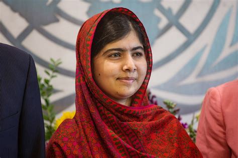  De Nobelprijs voor Vrede 2014: Een Triomfantelijk Moment Voor Malala Yousafzai en Haar Onwrikbare Strijd voor Onderwijs